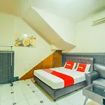 Oyo 93132 Modom Homestay Near Rs Islam Jakarta Pondok Kopi