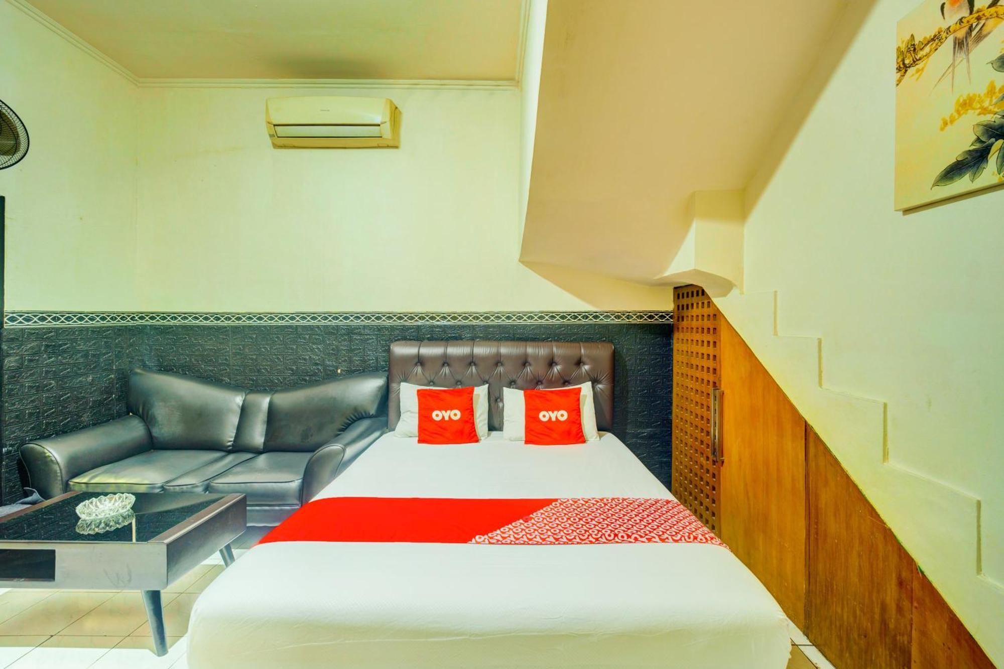 Oyo 93132 Modom Near Rs Islam Kopi Jakarta
