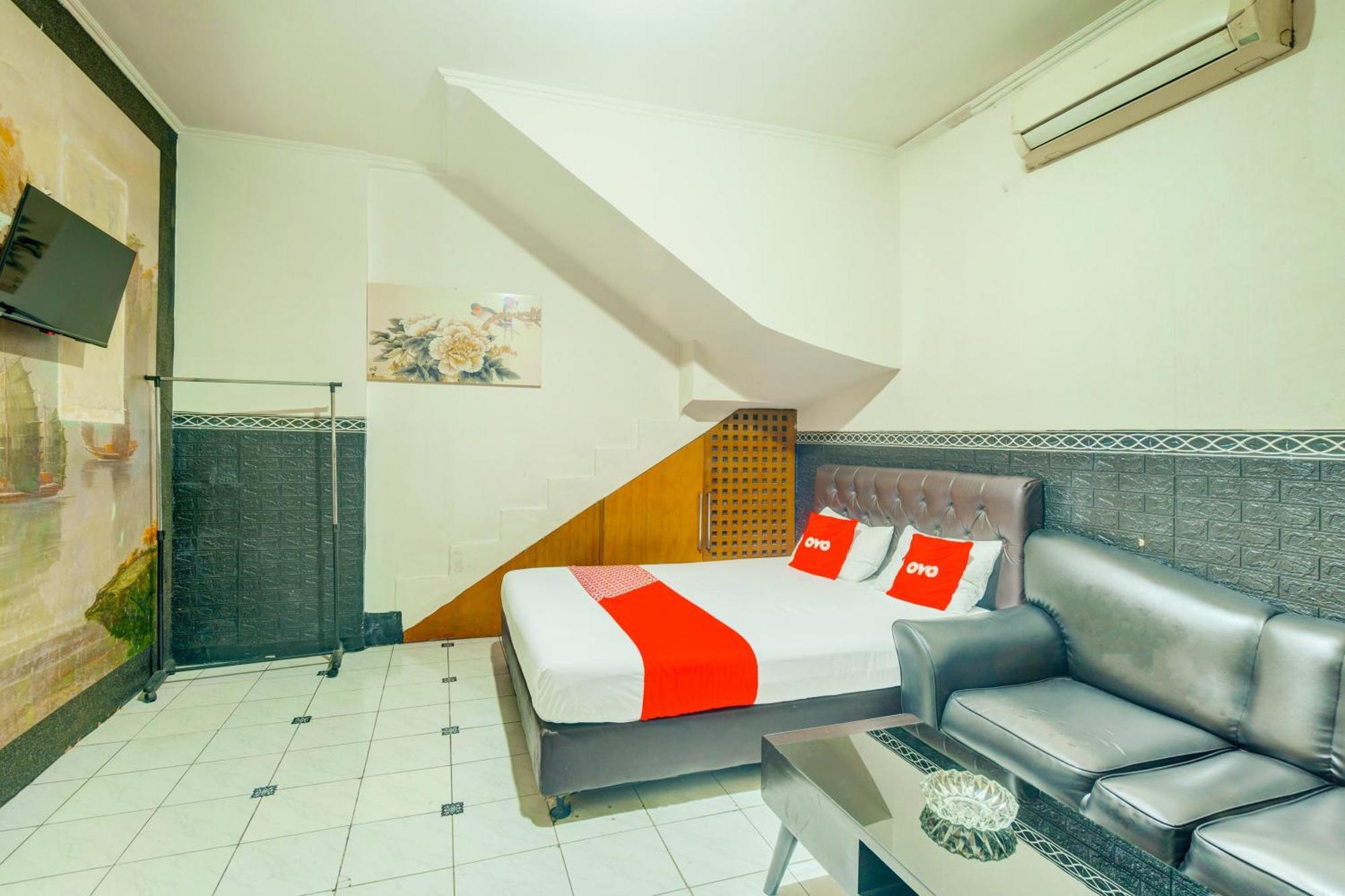 Oyo 93132 Modom Near Rs Islam Kopi Jakarta